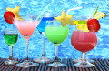 Bunte Cocktails am Pool