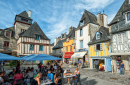 Zentraler Platz von Quimper an einem sonnigen Sommertag