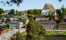 Alte Holzhäuser und eine Brücke in Porvoo, Finnland