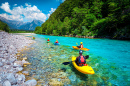 Kajakfahren auf dem Fluss Soča, Nationalpark Triglav, Slowenien