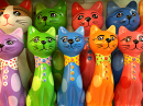 Bunte handgefertigte Katzenfiguren