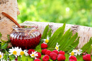 Komposition mit Himbeermarmelade und Himbeeren