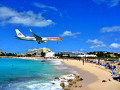 American Airlines Flugzeug über Maho Beach