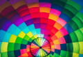 Im Inneren eines bunten Heißluftballons
