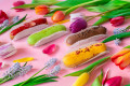 Köstliche Eclairs und leuchtende Tulpen