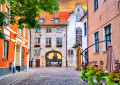 Mittelalterliche Straße in der Altstadt von Riga, Lettland, Europa
