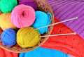Bunte Knäuel aus Garn und Stricken