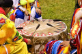 Indianer trommeln bei einem Pow Wow
