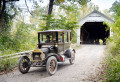 Überquerung der Cox Ford Covered Bridge, Indiana, USA