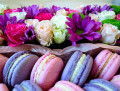 Violette und rosa Macarons und Blumen