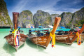 Longtail Boote am Strand der Maya Bay, Thailand