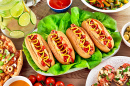 Leckere Hot Dogs auf Salatblättern