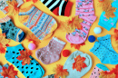 Bunte Kindersocken auf gelbem Hintergrund