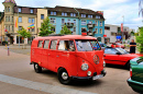 Roter Volkswagen Typ 2 in Laufenburg, Schweiz