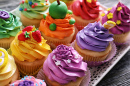 Leckere Cupcakes auf Vintage-Tablett Nahaufnahme