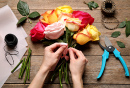 Einen Strauß aus frischen Rosen machen
