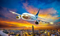 Flugzeug, das bei Sonnenuntergang über eine Stadt fliegt