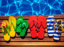 Bunte Flip-Flops als Sommerurlaubskonzept
