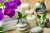 Spa-Komposition mit Orchideen- und Jasminblüten