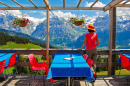 Restaurantterrasse mit Blick auf die Schweizer Alpen