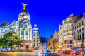 Gran Via Straße in der Abenddämmerung, Madrid, Spanien