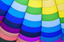 Im Inneren eines bunten Heißluftballons
