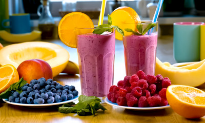 Frucht- und Beerenmilchshakes