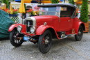 Oldtimer-Autos auf dem Hauptplatz von Enns, Österreich