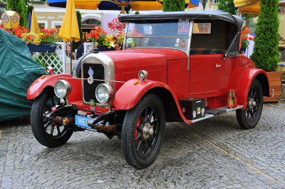 Oldtimer-Autos auf dem Hauptplatz von Enns, Österreich