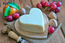 Herzförmiger Käse zum Valentinstag