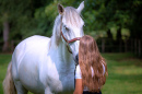 Brünette Frau mit weißem Pferd