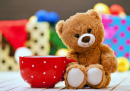 Süßer Teddybär mit einer Tasse Kaffee