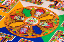 Tibetische Mandala aus farbigem Sand gefertigt