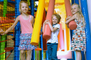 Springen auf einem Indoor-Spielplatz