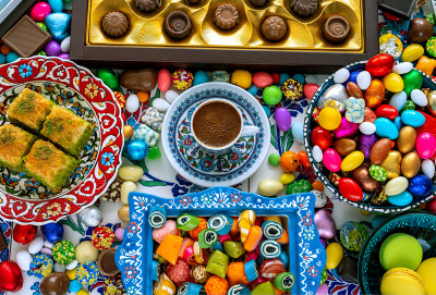 Türkischer Kaffee und traditionelle osmanische Desserts