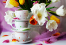 Wunderschöne Komposition aus Tulpen und Teetassen