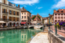 Eine Promenade entlang des Kanals in Annecy, Frankreich