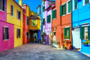 Die lebendigen Fassaden der Insel Burano, Italien