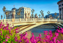 Blick auf die Brücke der Kunst, Skopje, Nordmazedonien