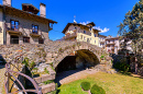 Blick auf die römische Brücke in Aosta, Italien
