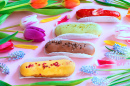 Herrliche Eclairs und leuchtende Blumen