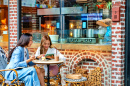 Junge Frauen in einem Straßencafé