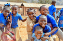 Schulkinder haben Spaß in Pira, Benin