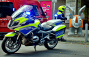 Polizist patrouilliert durch die Straßen von Dortmund