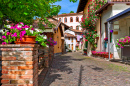 Schmale Kopfsteinpflasterstraße in Barolo, Italien