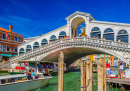 Vaporetto führt unter der Rialto-Brücke in Venedig hindurch