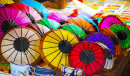Souvenirs auf einem Nachtmarkt in Laos