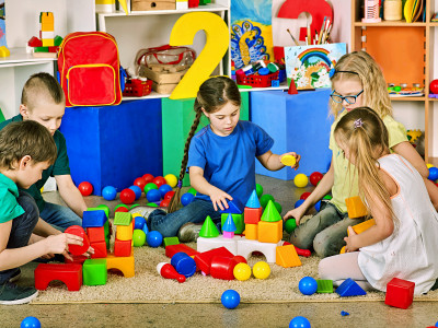 Vorschulkinder, die zusammen Spaß haben