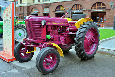 Ausstellung der Oldtimer-Traktoren in Moskau