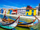 Jugendstilgebäude und Boote in Aveiro